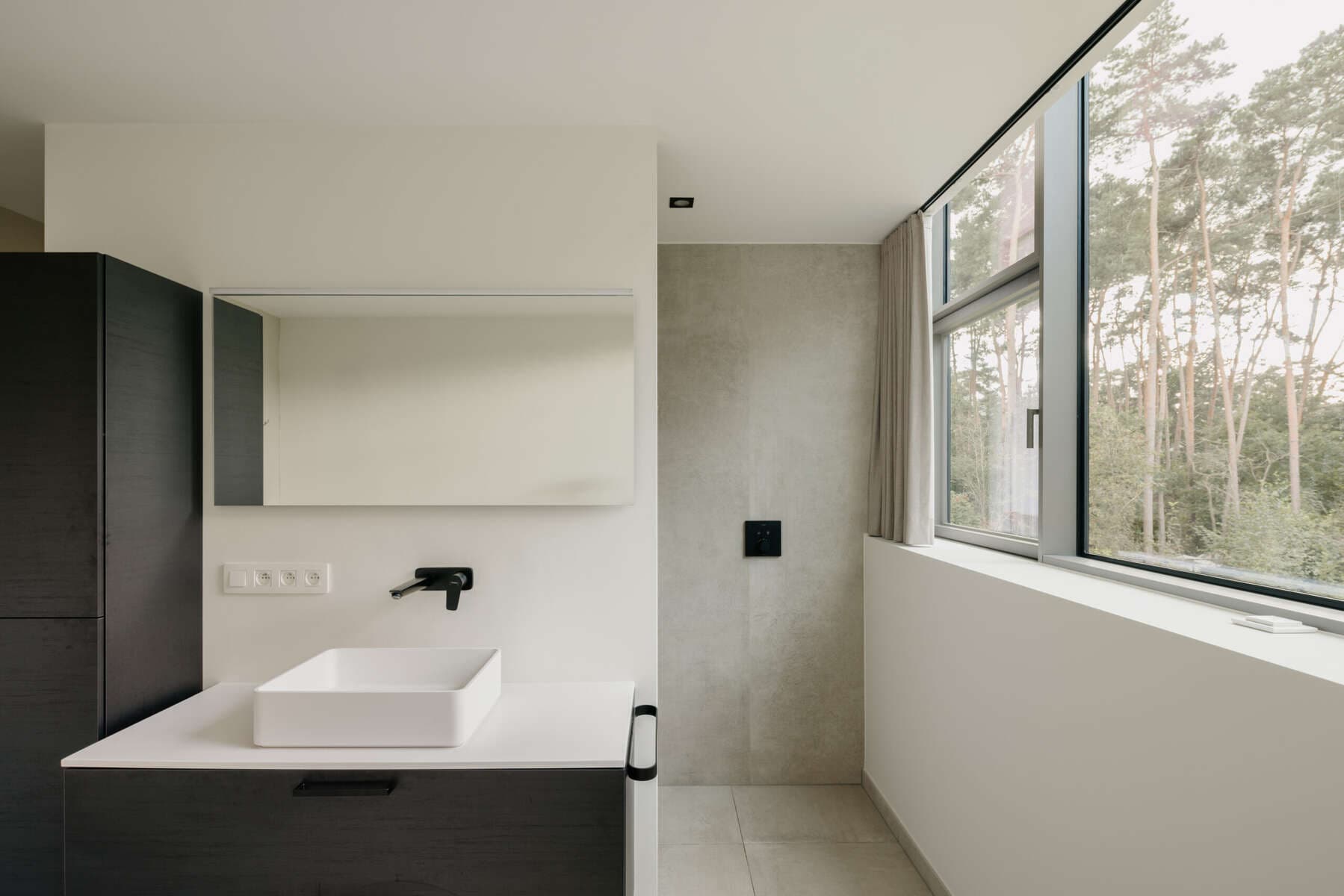 Plafond tendu résistant à l’humidité dans une salle de bain moderne