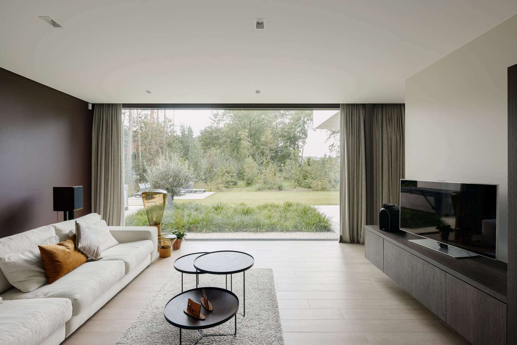 Plafond tendu mat et sans soudure dans un salon moderne