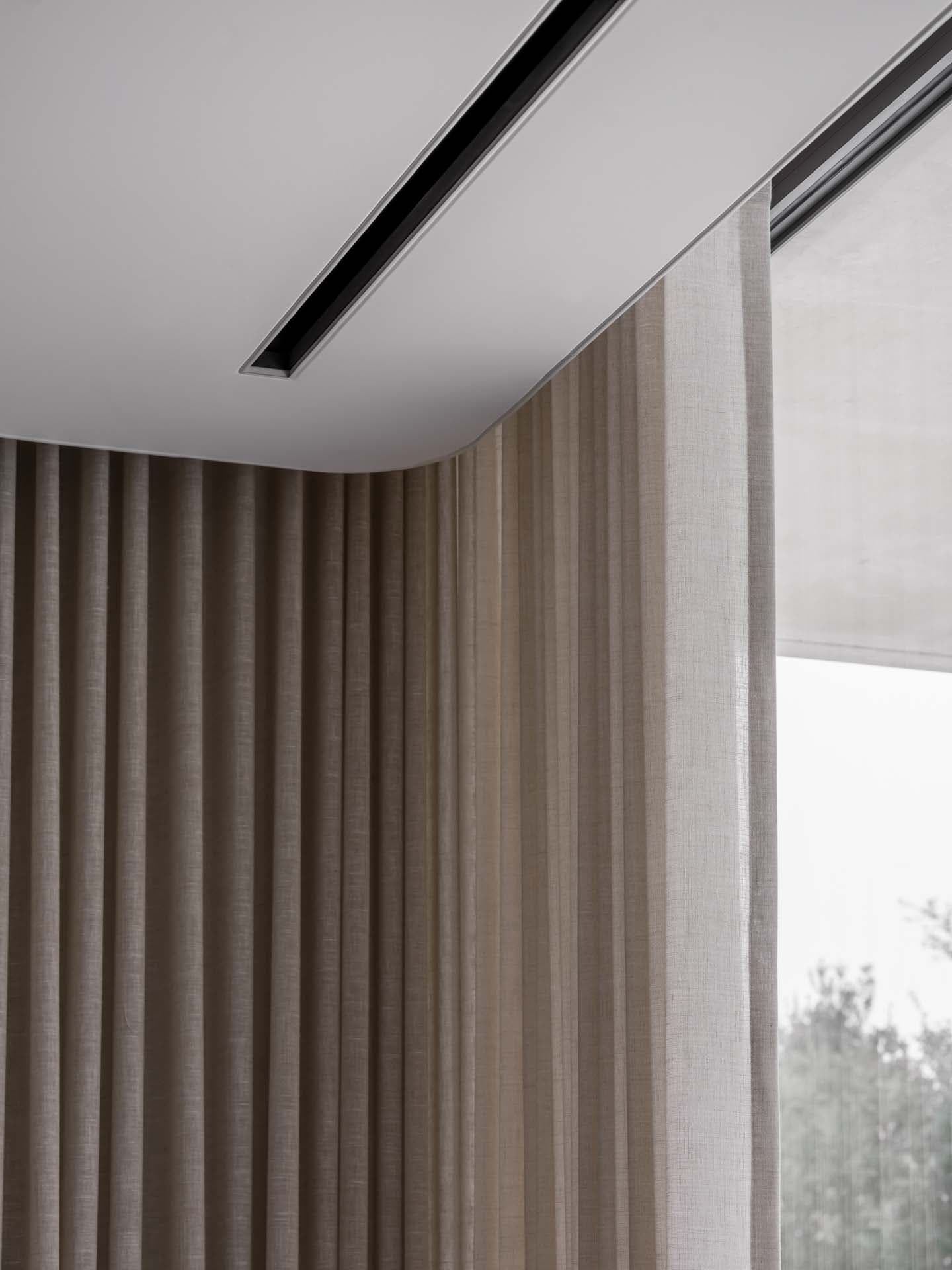 Plafond tendu polyester mat dans un salon lumineux